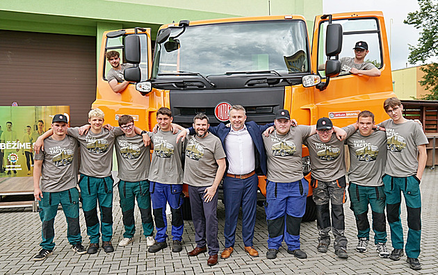 Studenti už zvládli sestavit 30 nových náklaďáků v projektu Tatra do škol