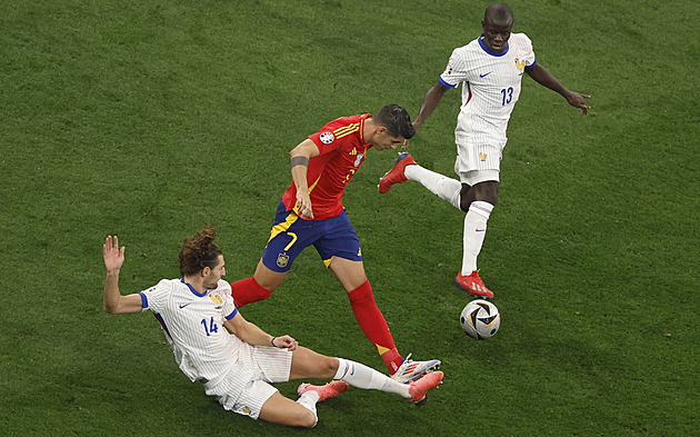 ONLINE: Španělsko - Francie 2:1, rychlý obrat, míč si do branky sráží Kounde