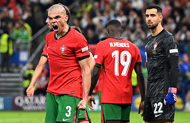 Portugalský obránce Pepe ukončil v 41 letech fotbalovou kariéru