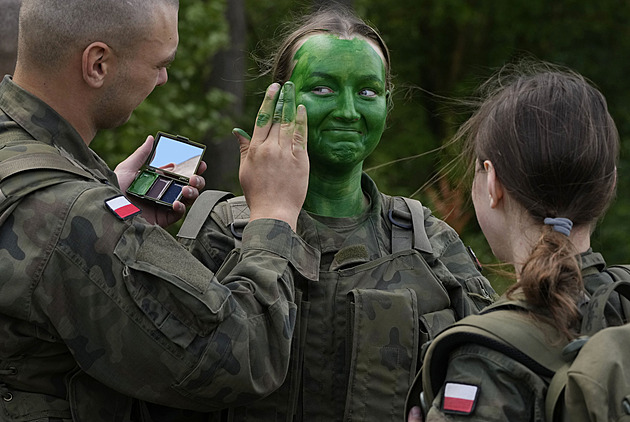 Mladí Poláci se hrnou na letní armádní kurz, zemi chtějí bránit tisíce lidí
