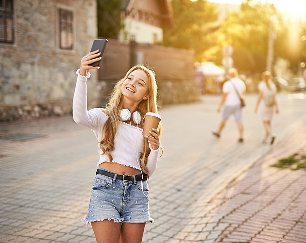 Selfíčka v mobilech mají náhradu. Výrobci lákají na nový trend