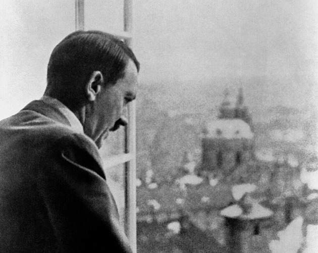 „Tvůrce nového řádu.“ Hitlerovou fotkou na Hradě začala poroba Čechů