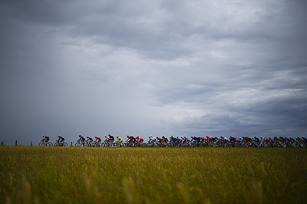 ONLINE: Osmá etapa Tour v dešti. K triu v úniku se snaží dostat další jezdci
