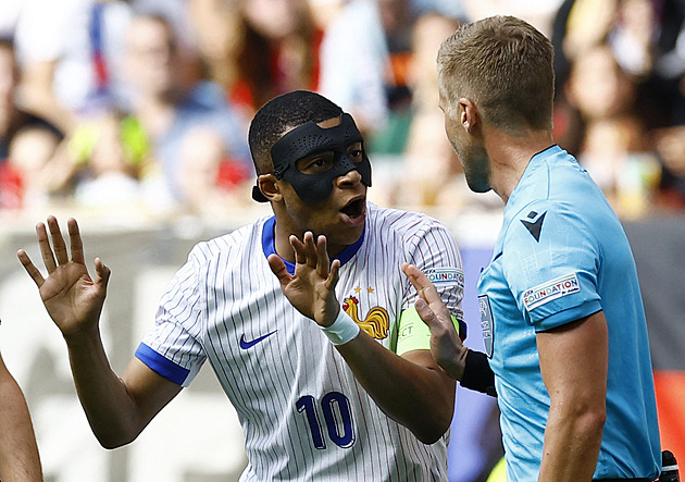 V Edenu vyloučil Holeše, červenou dal také Ronaldovi. Kdo odřídí baráž Česko-Irsko?