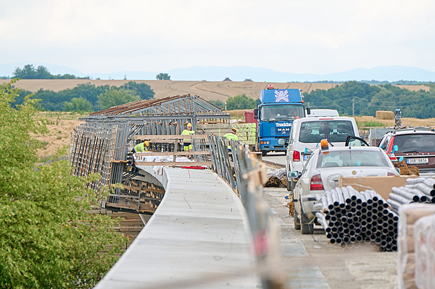 Za nové dálniční úseky budou řidiči od ledna platit, části starostů se to nelíbí