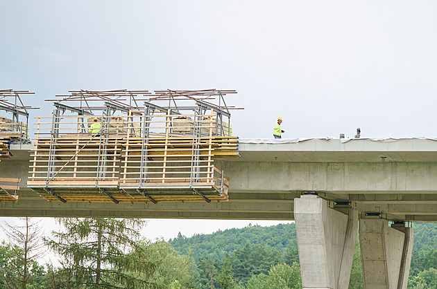 Na dálnici bez stavebního povolení rostou mosty. Kvůli bezpečnosti, vysvětluje ŘSD