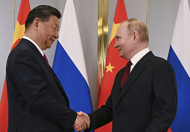 Putin a Si Ťin-pching si notovali v Astaně. Jejich zájmy v regionu se ale kříží