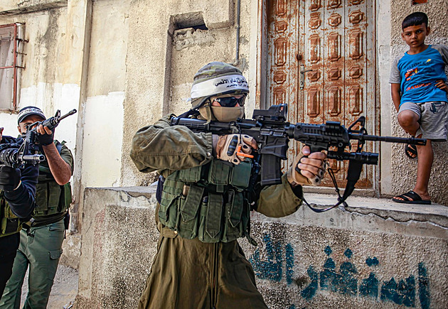 Přijde úder ze Západního břehu? Tábory ovládly radikální milice, adorují Hamás