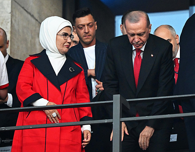 Turecký konec na Euru: Erdogan s Özilem i zásah policie. Média tým oslavují