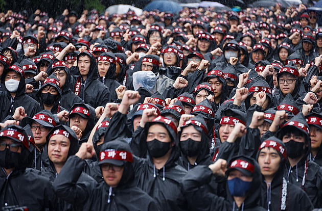 Stávku v Samsungu odbory prodloužily na neurčito. Chtějí přidat a den volna navíc