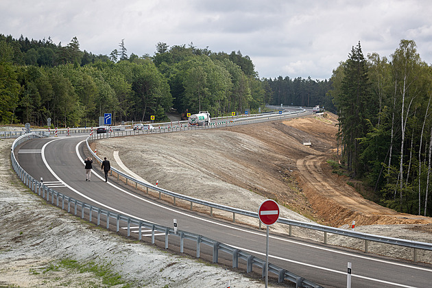 Čtyři pruhy místo dvou. Novoborská „dálnice“ slibuje bezpečnější a plynulejší provoz