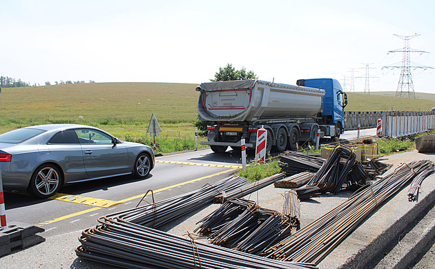 Provizorní most by mohla po�kodit nejen velká hmotnost, ale i rychlost...
