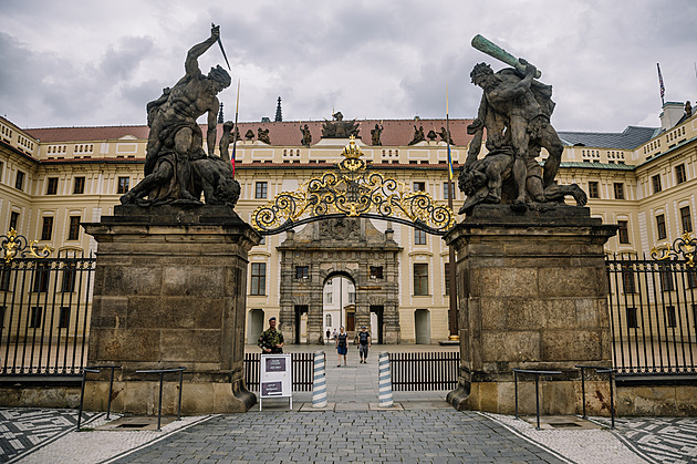 Oprava sloupků na Bráně gigantů skončila, vrátí se slavnostní střídání stráží