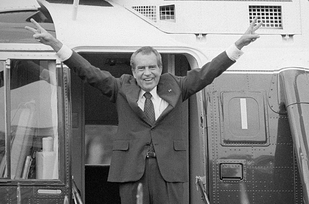 Potupný odlet z Bílého domu. Nixon za vítězným úsměvem dusil slzy vzteku