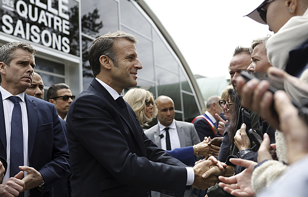 Ve Francii probíhá druhé kolo voleb. Svůj hlas odevzdal prezident i premiér
