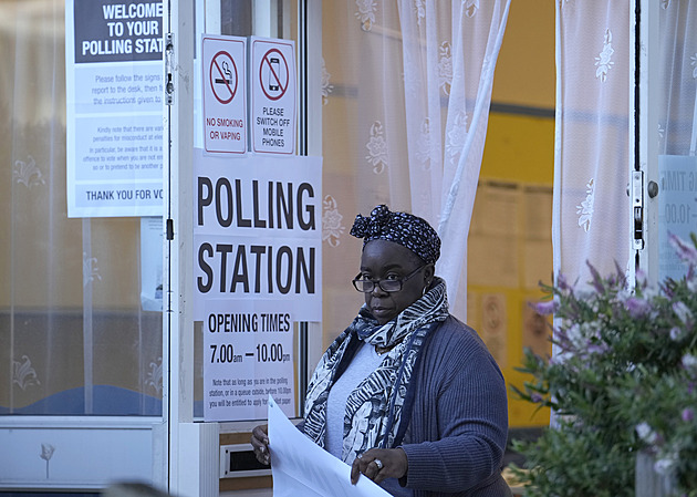 Britové volí, odhlasovali Sunak i Starmer. Očekává se drtivý triumf labouristů