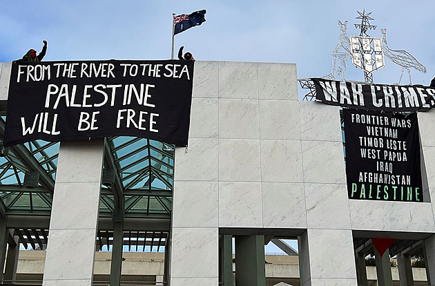 Propalestinští demonstranti obsadili střechu australského parlamentu