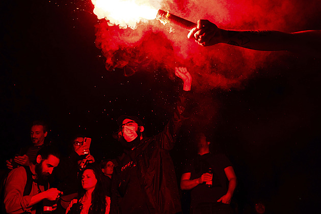 Slzný plyn i zranění. Střety po volbách ve Francii krotilo 30 tisíc policistů