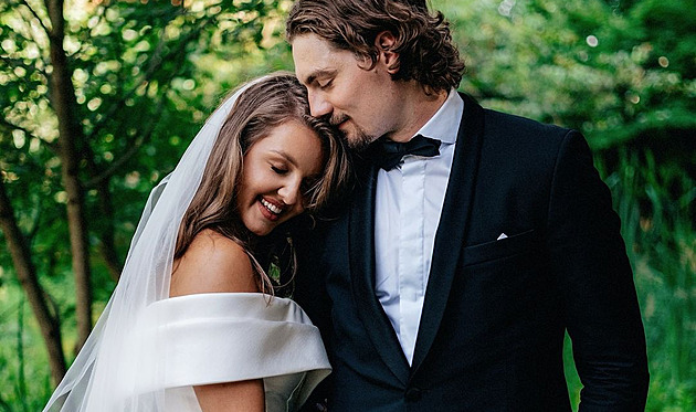 Hokejový mistr světa David Tomášek se oženil, nevěsta ukázala fotky ze svatby
