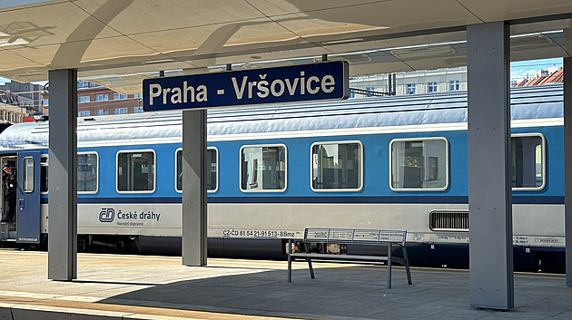 Po srážce s vlakem zemřel na nádraží ve Vršovicích muž, provoz stojí