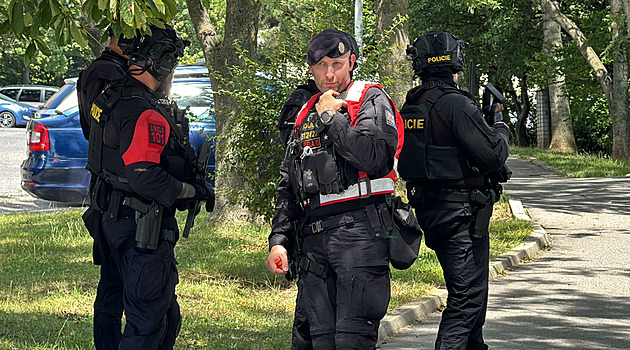 Řepy polekal výstřel na ulici. Sídliště prohledávali ozbrojení policisté