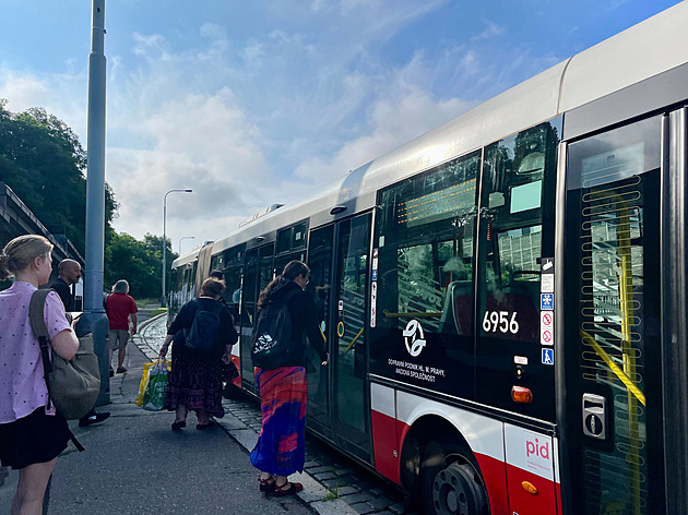 V Modřanech vykolejila tramvaj, do Braníku cestující museli autobusem