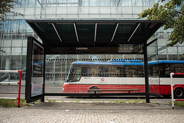 Kdy jede další tramvaj? Třicet tabulí je v Praze nově přímo uvnitř zastávek