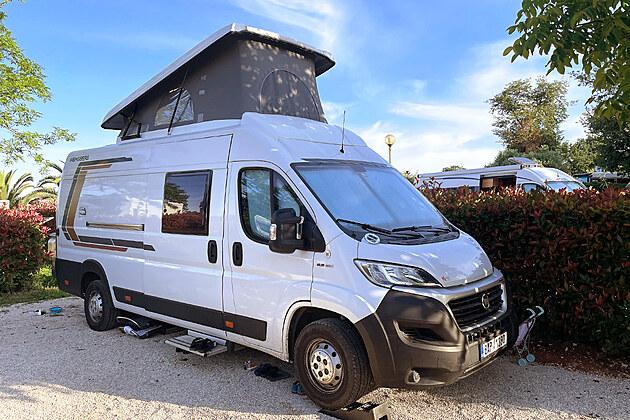 Camping Resort Amavess Maravea простирается между зрелыми деревьями. Изображение ...