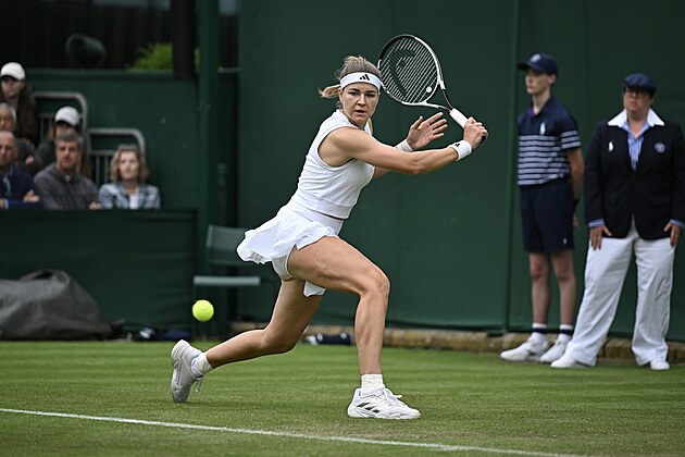 Karolína Muchová se napahuje k bekhendu v prvním kole Wimbledonu.