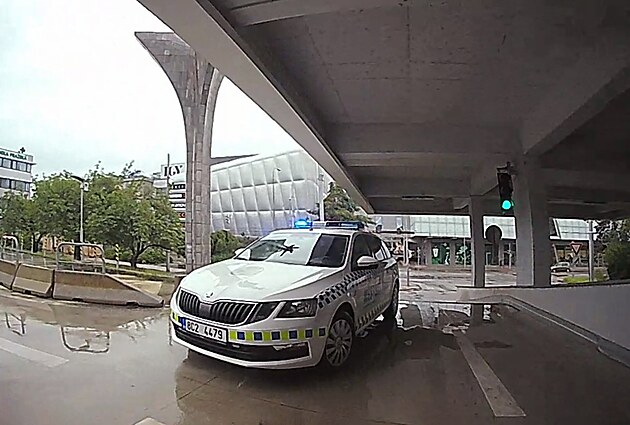 Mstská policie pomáhala en, která u Druby nala chlapeka ve spodním prádle...