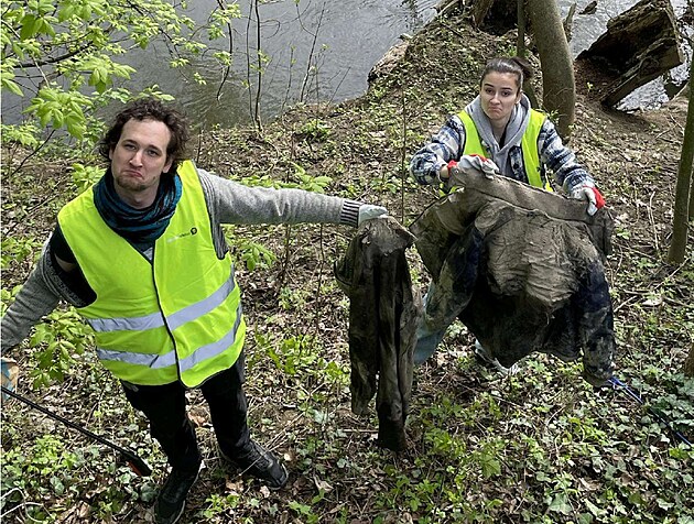 Trash Patrols, neboli ukl�zec� �ety slo�en� ze zam�stnanc� restaurac�...