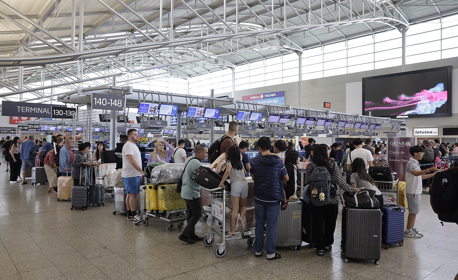 Na pražském letišti přibylo cestujících i letů. Za tři čtvrtletí odbavilo téměř 13,9 milionu lidí