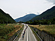 Peloton projídí Savojskými Alpami v páté etap Tour de France.