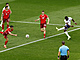 Bukayo Saka z Anglie dává gól výcarm.