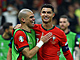 Legendy portugalského týmu Pepe a Cristiano Ronaldo slaví postup pes Slovinsko.