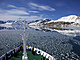 Turisté na palub arktické výletní lodi u ledovce Monaco na picberkách (28....