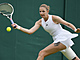 Karolína Plíková returnuje v zápase prvního kola Wimbledonu.