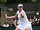 Linda Nosková se napahuje k úderu ve druhém kole Wimbledonu.