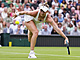 Markéta Vondrouová dobíhá míek v prvním kole Wimbledonu.
