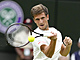 Vít Kopiva hraje forhend v prvním kole Wimbledonu.