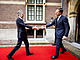 Konící nizozemský premiér Mark Rutte (vpravo) pedává úad Dicku Schoofovi....
