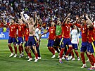 panltí fotbalisté oslavují s fanouky postup do finále mistrovství Evropy.
