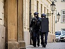 Policisté v prostoru Poslanecké snmovny v Praze cviili znekodnní útoníka...