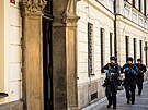 Policisté v prostoru Poslanecké snmovny v Praze cviili znekodnní útoníka...