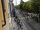 Peloton Tour de France projídí vyzdobenými ulicemi Piacenzy.