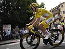 Tadej Pogaar si po dvou letech opt uívá etapu Tour de France ve lutém dresu.
