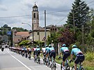 Peloton Tour de France projídí italským venkovem.