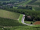 Peloton Tour de France kiuje krajinu v okolí Turína.