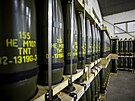 Náboje ráe 155 milimetr mají dostel a tyicet kilometr. Na Ukrajin...