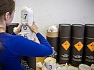Balení a kompletace prachových pytl k 155 milimetrovým nábojm.